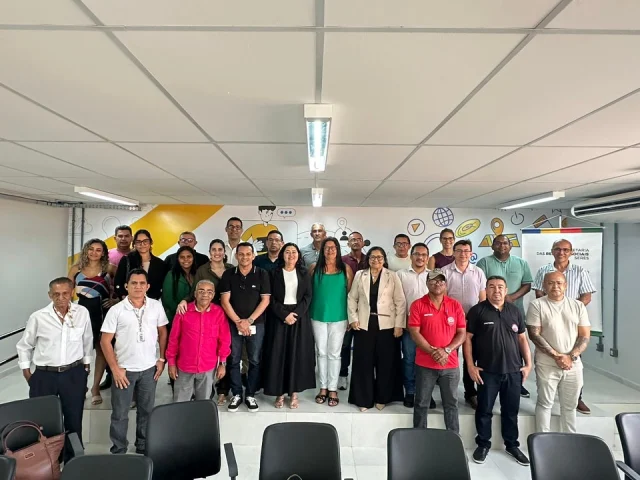 🤝 Diálogo permanente com quem move o Piauí!
O presidente do SINTTEL/PI, Cochise Silva, participou do lançamento da MESP – Mesa Permanente de Diálogo com o Governo do Estado do Piauí e entidades representativas dos trabalhadores do setor privado.
A iniciativa marca um avanço importante na construção coletiva de soluções, com escuta ativa, valorização dos trabalhadores e fortalecimento das relações entre sindicatos e o poder público.
O SINTTEL segue firme na luta por direitos, respeito e melhores condições para todos os profissionais em telecomunicações do nosso estado! 📡✊
#SinttelPI #TrabalhadoresFortes #MESP #DiálogoSocial #ValorizaçãoDoTrabalho #Telecomunicações